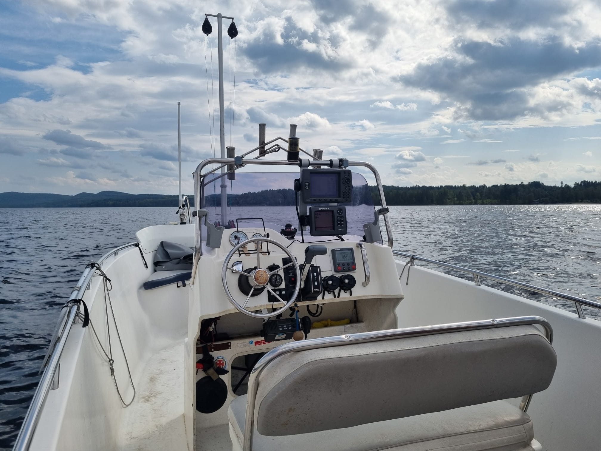 Rodret på KingFishings båt med Garmin-plotter, Lowrance-ekolod och utriggarmast, ute på Dellen